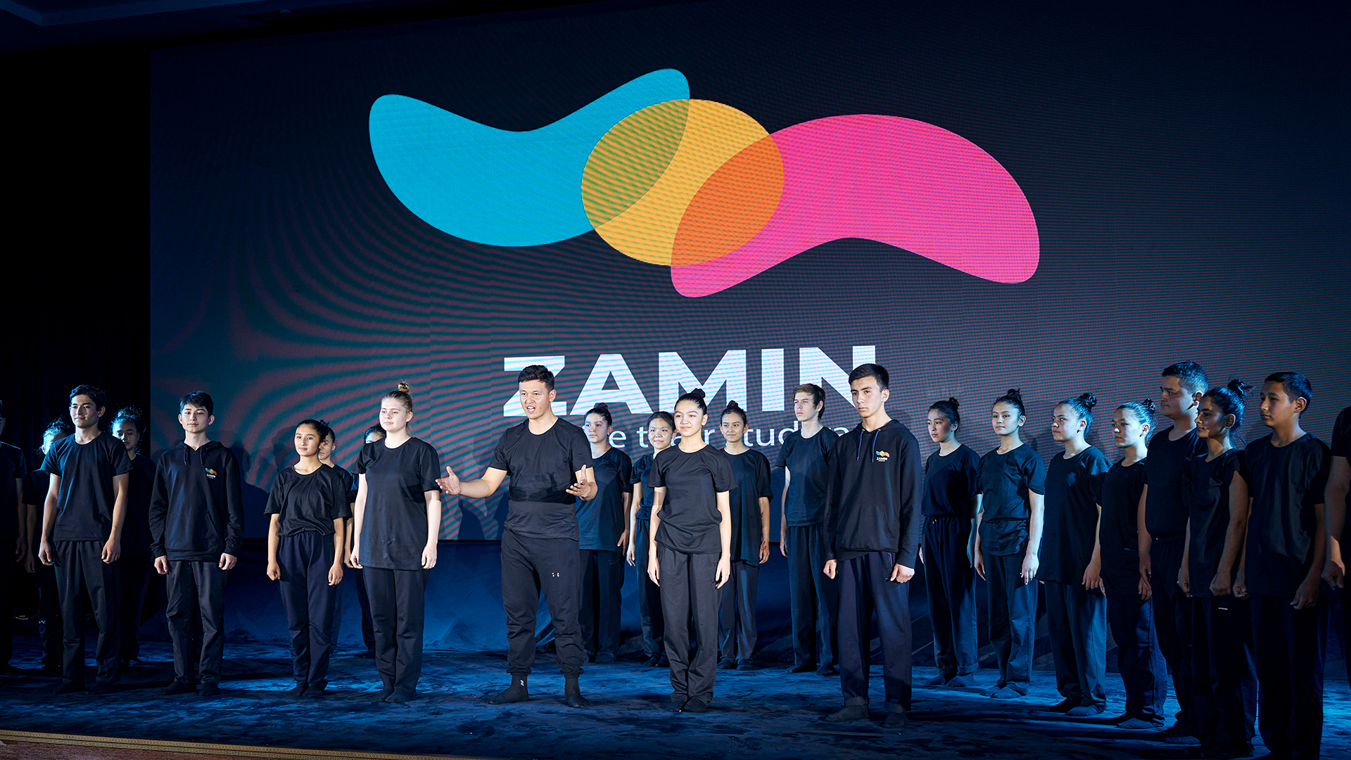 Bachelorette partiyasida soruvchi Dik